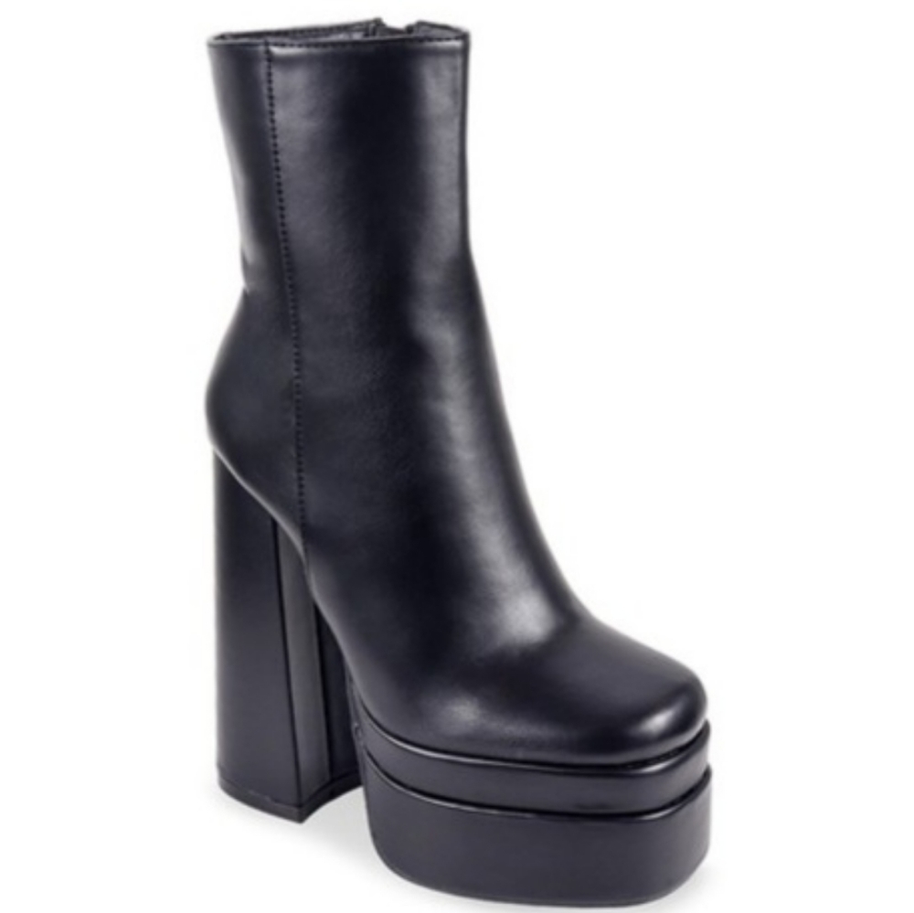 𝙉𝙀𝙒 𝙄𝙉🖤VERSACE MUSE BOOT - BLACK